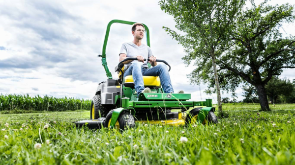 Trattorino tosaerba John Deer Z515E a raggio di sterzata zero