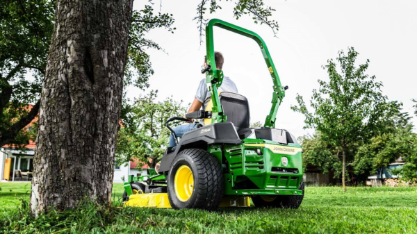 Trattorino tosaerba John Deer Z515E a raggio di sterzata zero